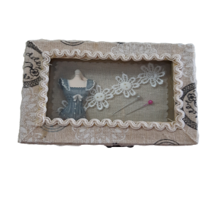 CAIXA DECORADA DE COSTURA